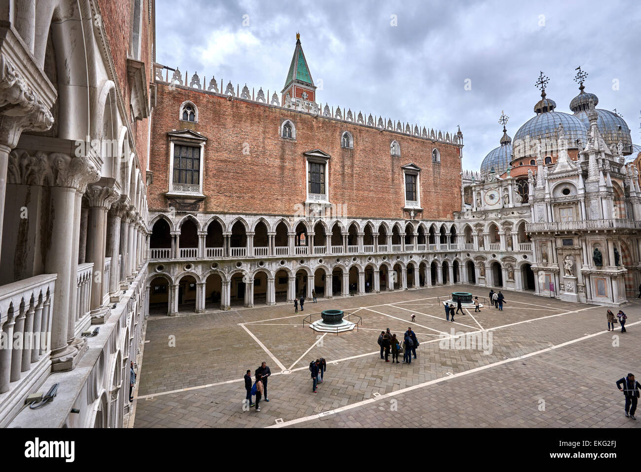 Il Palazzo Ducale è costruito in stile gotico veneziano, e uno dei principali punti di riferimento della città di Venezia del nord Italia. Foto Stock