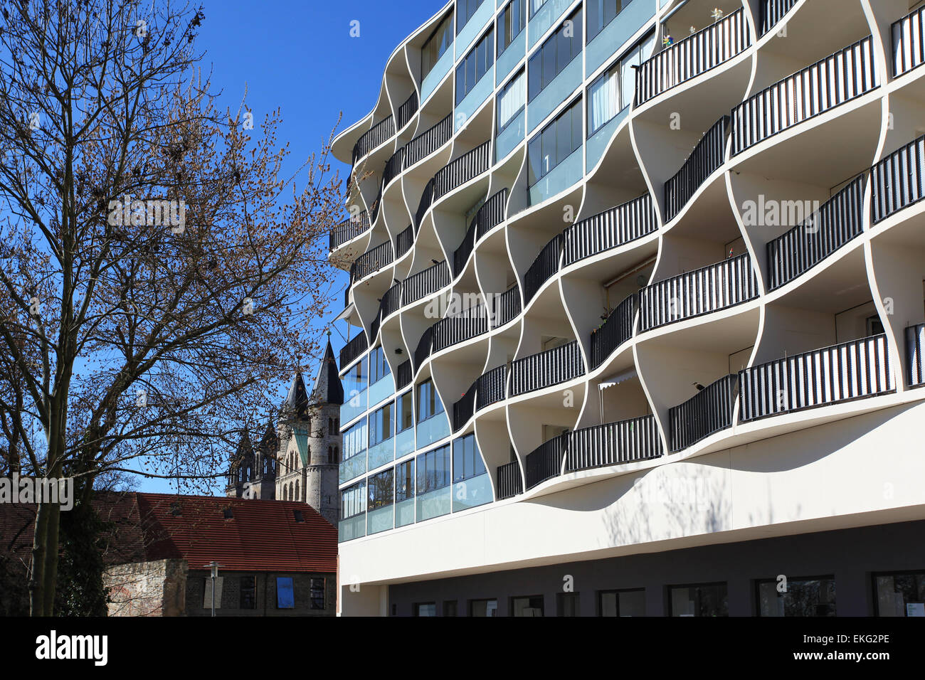 Un modernizzato in lastra prefabbricata edificio dall' ex RDT vicino al monastero di Nostra Signora. Magdeburg, Altstadt, Germania. Foto Stock