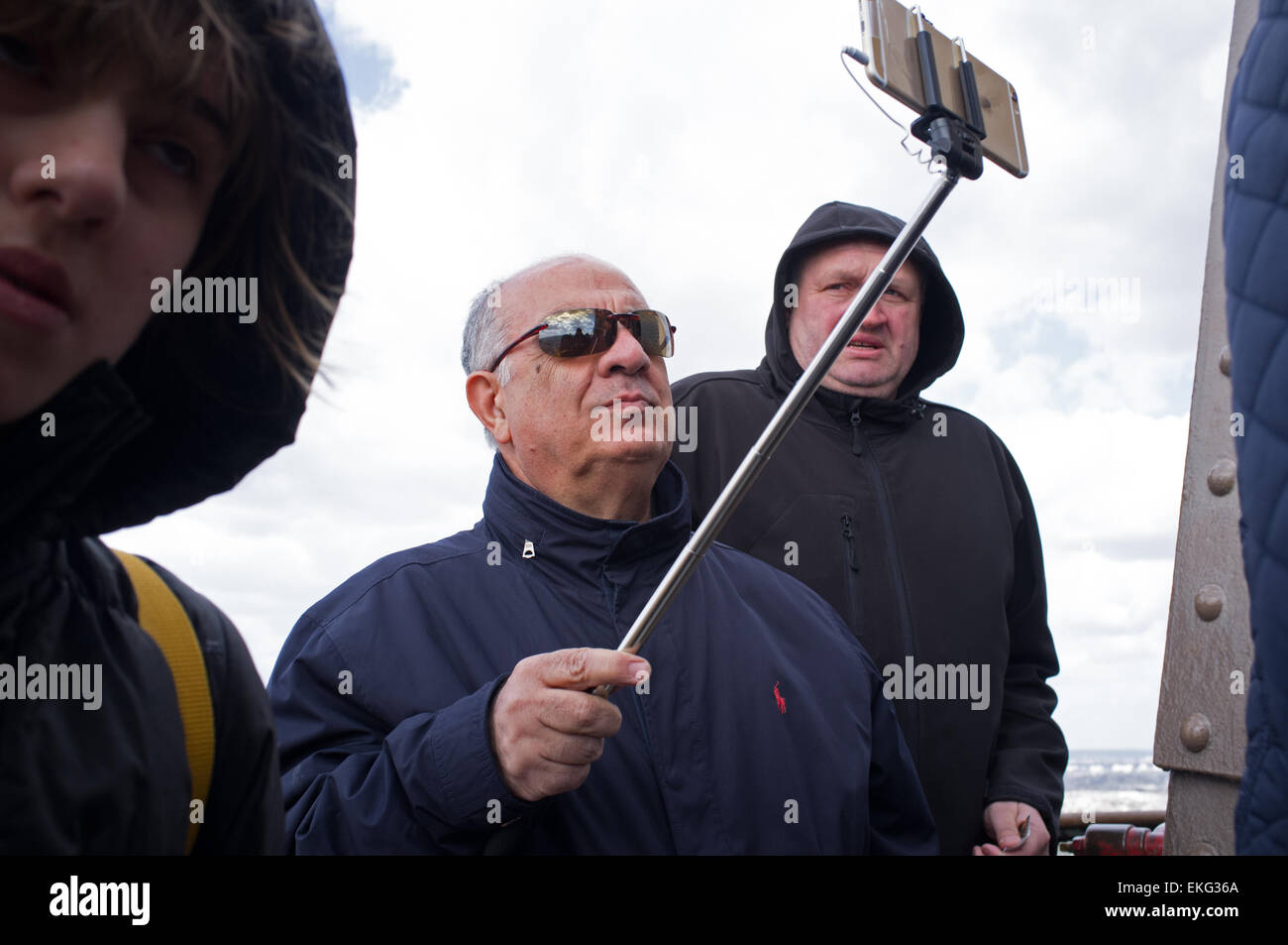 Un uomo prende un selfie sulla Torre Eiffel a Parigi Foto Stock