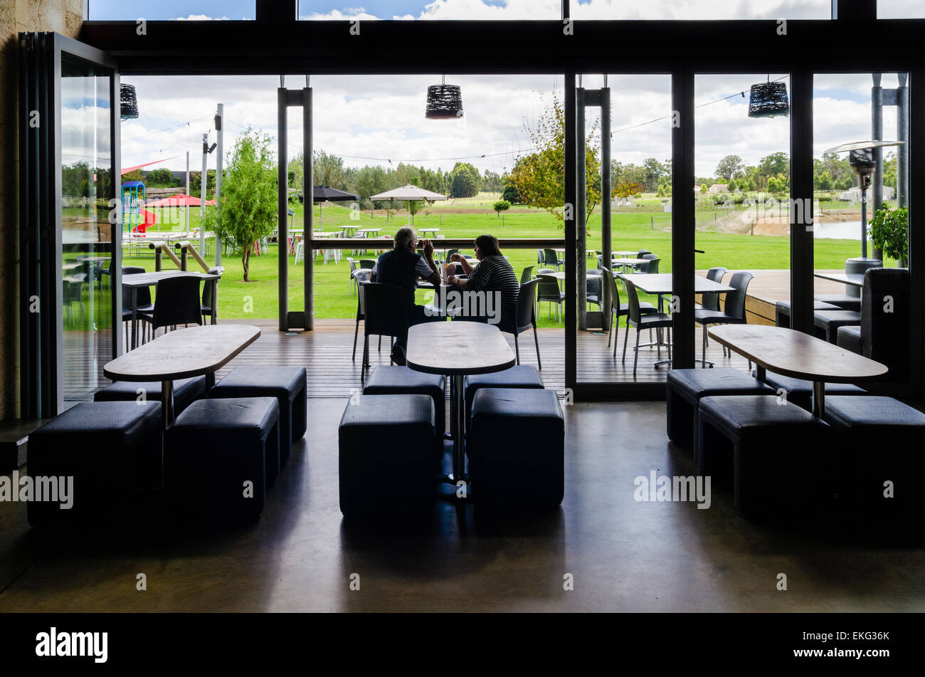 Le persone che si godono il pranzo presso il birrificio coloniale Company, Margaret River, Australia occidentale, Australia Foto Stock