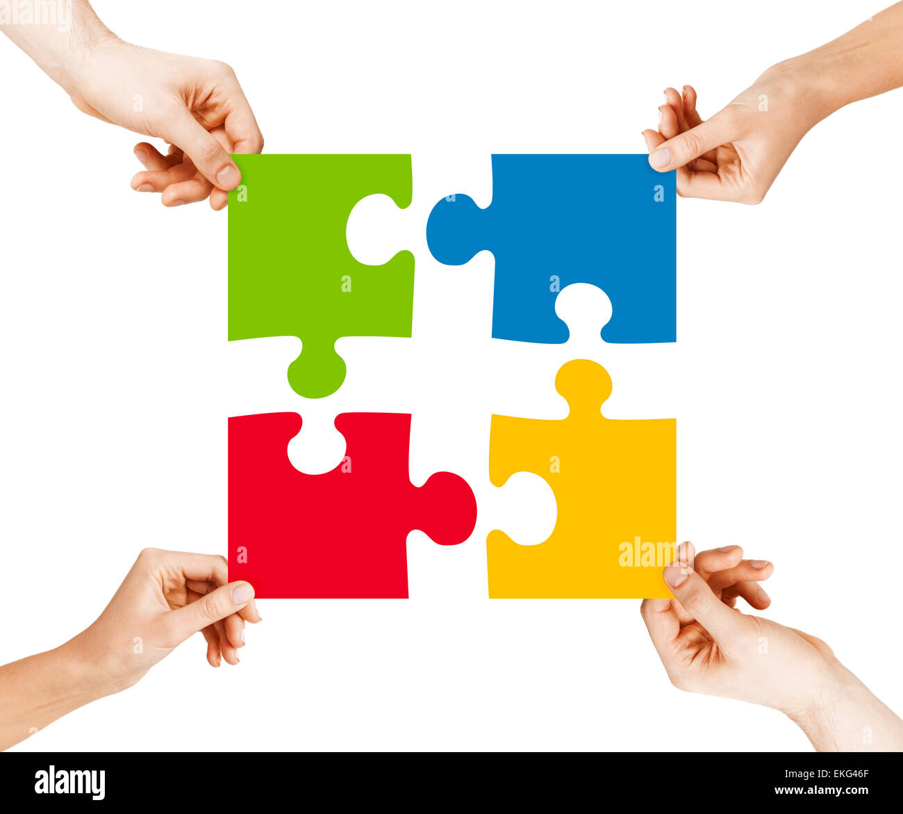 Quattro mani collegando i pezzi del puzzle Foto stock - Alamy