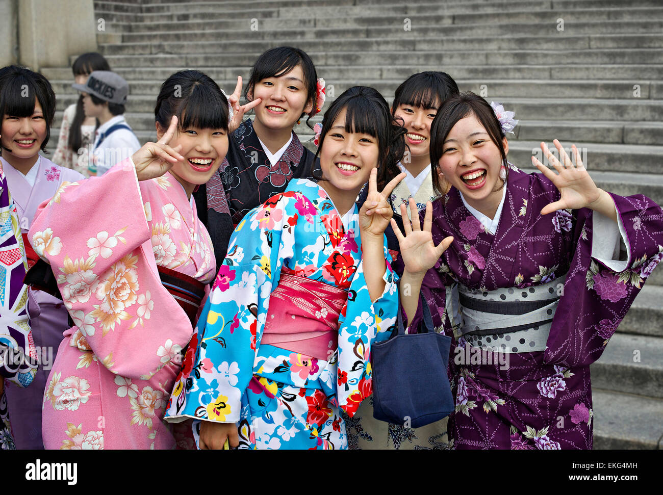 Isola di Honshu, Kansai, Kyoto, giovani donne che indossano kimono. Foto Stock