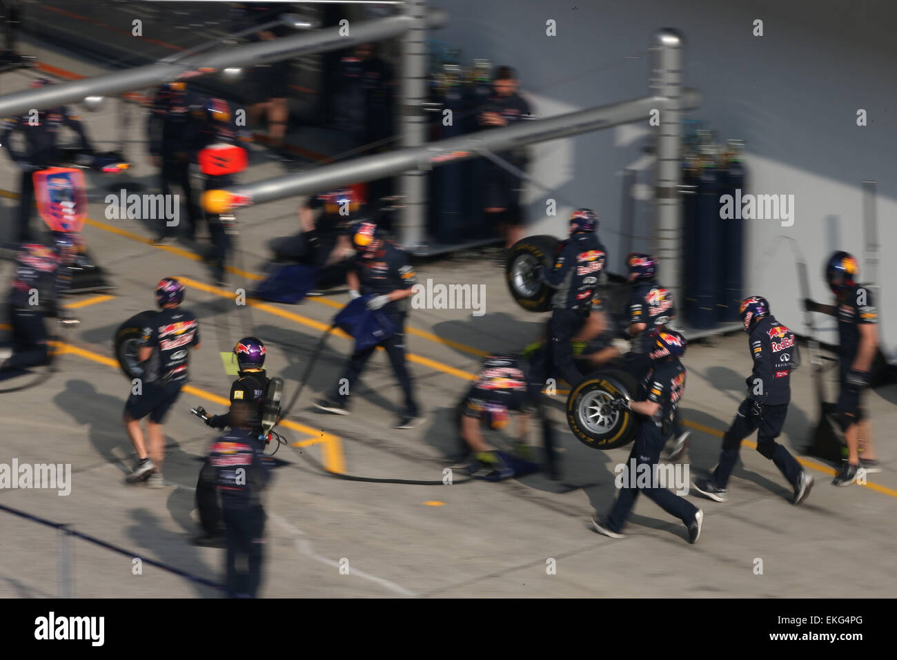 Shanghai, Cina. Decimo Apr, 2015. Motorsports: FIA Formula One World Championship 2015, il Gran Premio di Cina, pit stop la formazione di Infiniti Red Bull Racing Credit: dpa picture alliance/Alamy Live News Foto Stock