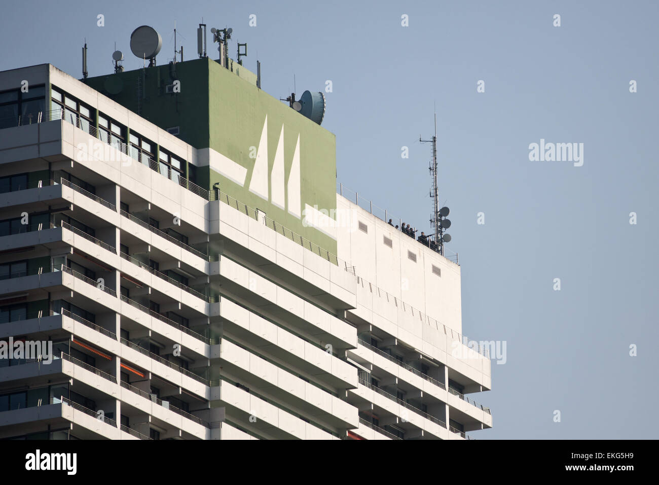 Luebeck-Travemuende, Germania. Decimo Apr, 2015. Membri della Olympic slection panelstand sul tetto della struttura Maritim Strandhotel in Luebeck-Travemuende, Germania, 10 aprile 2015. Il DOSB pannello di selezione e la città di Amburgo di continuare con la loro valutazione di possibili posizioni di vela per il 2024 o 2018 Olimpiadi di Luebeck-Travemuende. Foto: CHRISTIAN CHARISIUS/dpa/Alamy Live News Foto Stock