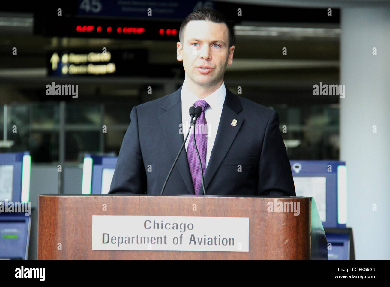 Il 15 agosto 2013, il vice Commissario delle dogane e della protezione delle frontiere degli Stati Uniti Kevin K. McAleenan ha partecipato alla cerimonia di taglio del nastro per i nuovi chioschi del controllo automatizzato dei passaporti (APC) presso l'aeroporto internazionale o'Hare di Chicago. I chioschi APC semplificano l'elaborazione dei passaporti per i viaggiatori internazionali. Foto Stock