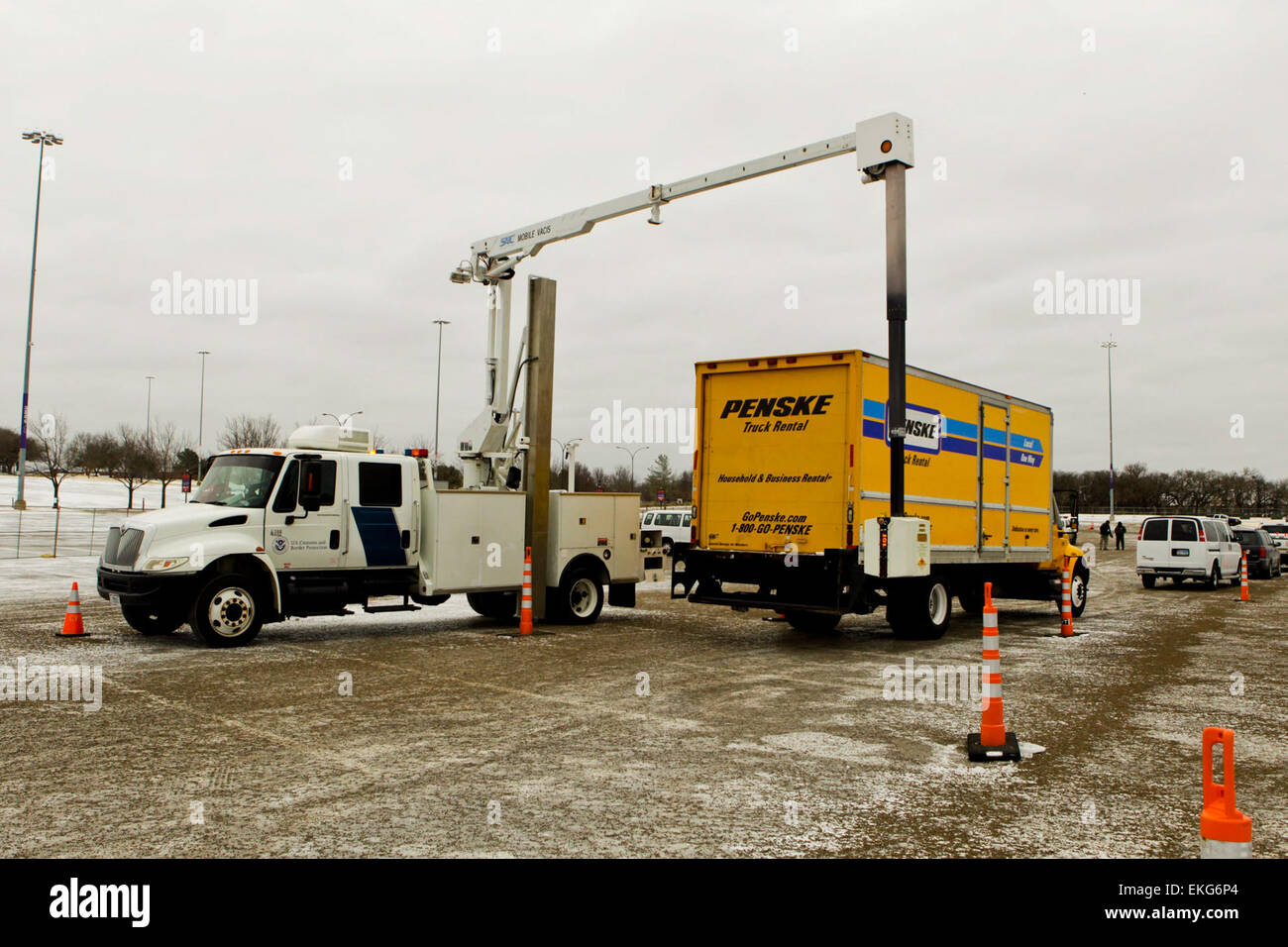 Gli agenti del CBP hanno fornito misure di sicurezza avanzate eseguendo la scansione di tutti i veicoli che entrano nello stadio del Super Bowl di Dallas, Texas, garantendo la sicurezza per l'evento. Foto Stock
