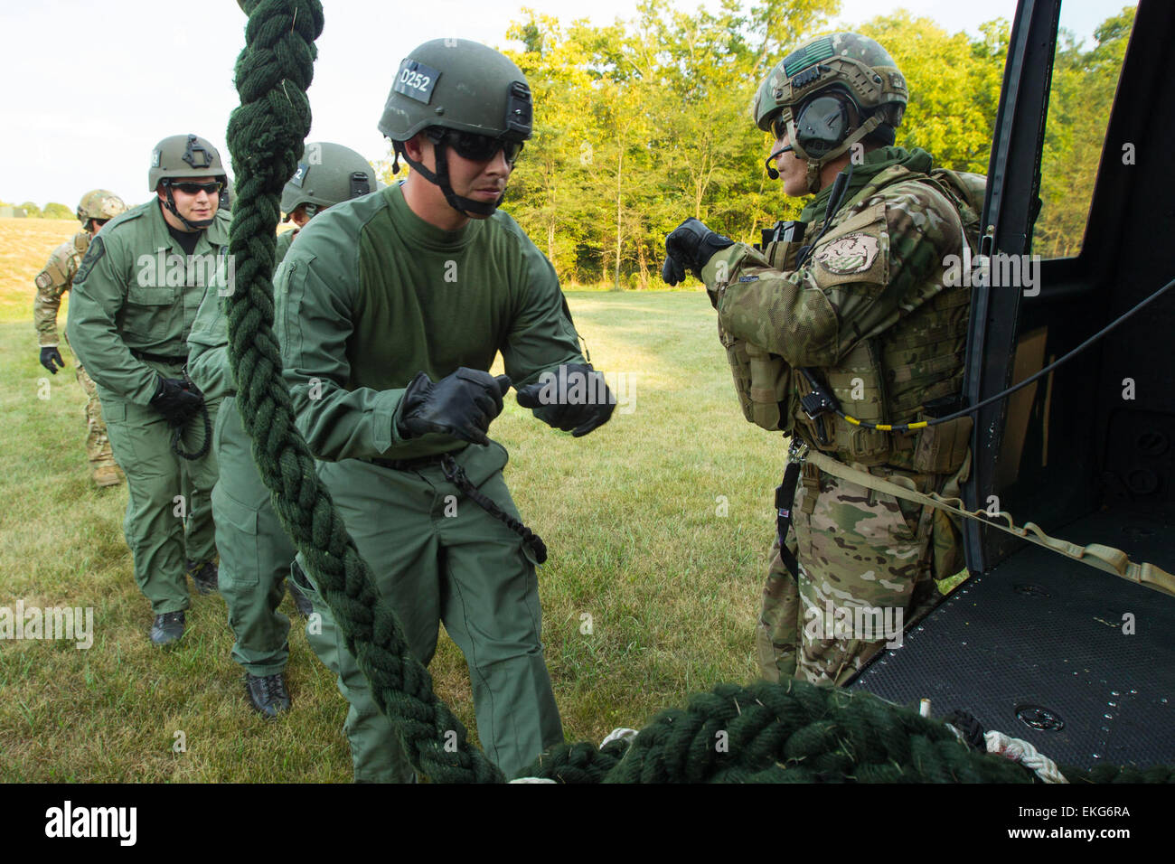 Il CBP Quick forza di reazione che conduce alla formazione di fast roping esercizi in uno sforzo congiunto con le forze dell'ordine locali presso la Advanced Training Center di Harper's Ferry, West Virginia. ; James Tourtellotte Foto Stock