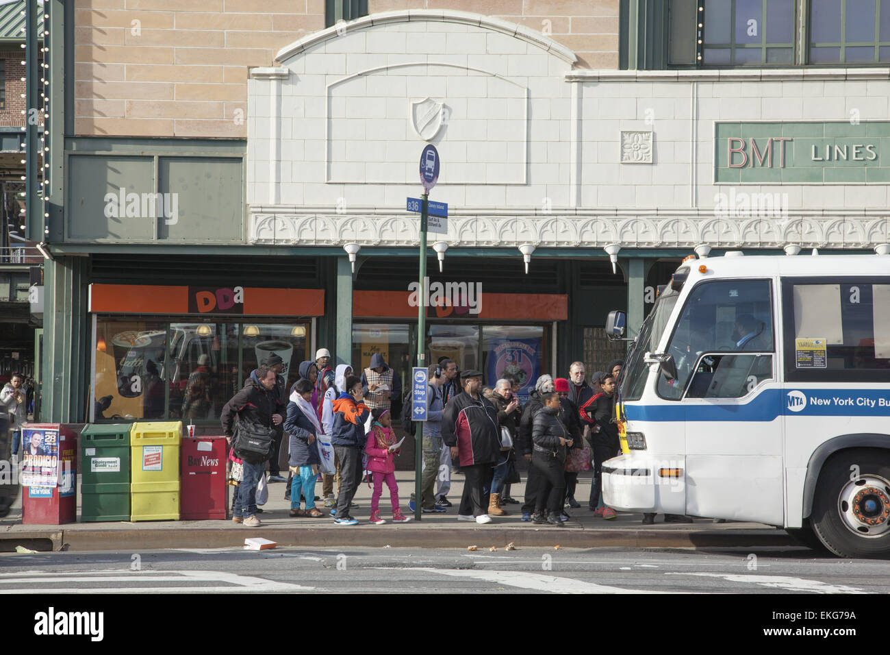 La gente in attesa per il bus sul Surf Avenue a Coney Island, Brooklyn, New York. Foto Stock