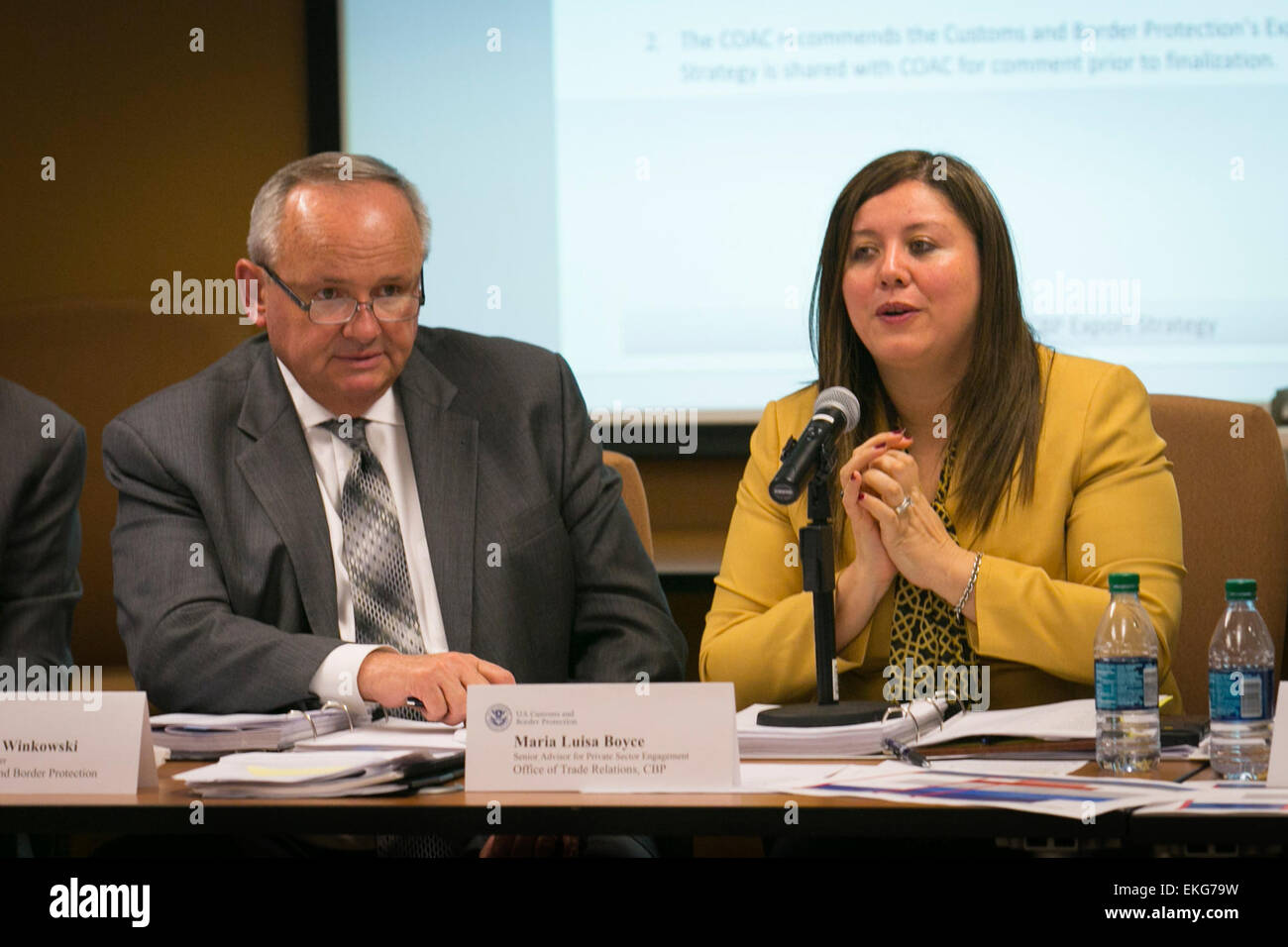 Il comitato consultivo per le operazioni commerciali (COAC) si è riunito a Washington D.C. per affrontare le questioni commerciali tra il settore doganale e la protezione delle frontiere (CBP) e il settore privato. L'incontro si è concentrato sul miglioramento della collaborazione e sull'affrontare le sfide all'interno delle operazioni commerciali degli Stati Uniti. Foto Stock