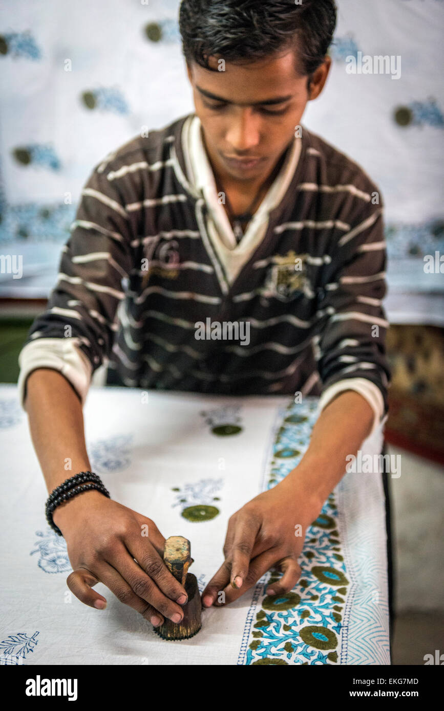 Blocco di artigiano-stampa di tessuto con legno-cut pattern in Jaipur, Rajasthan, India Foto Stock