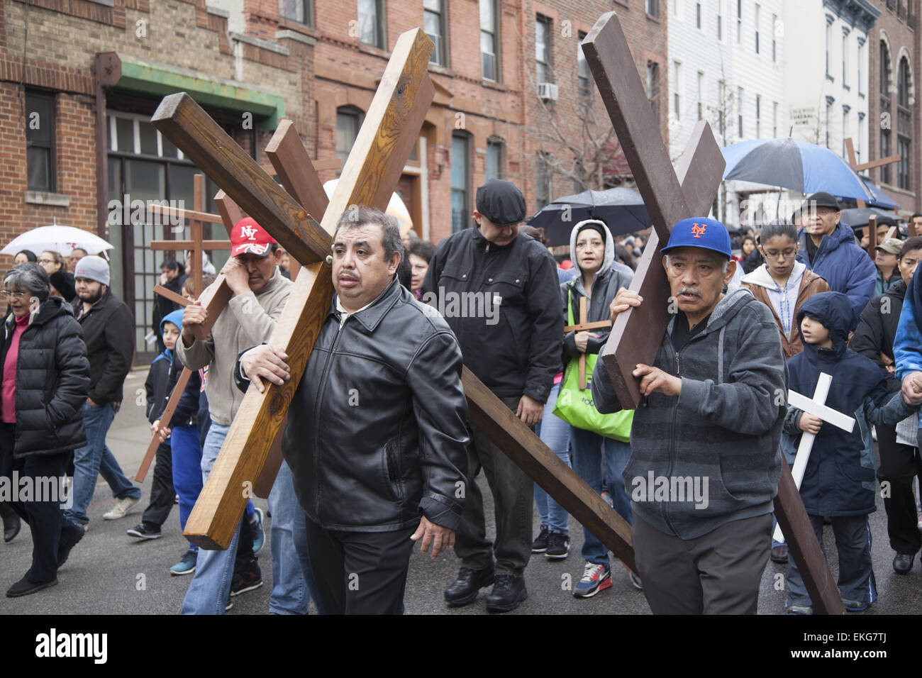 Venerdì Santo Processione della Via Crucis recitata in inglese, spagnolo e polacco a Park Slope, Brooklyn, New York. Foto Stock