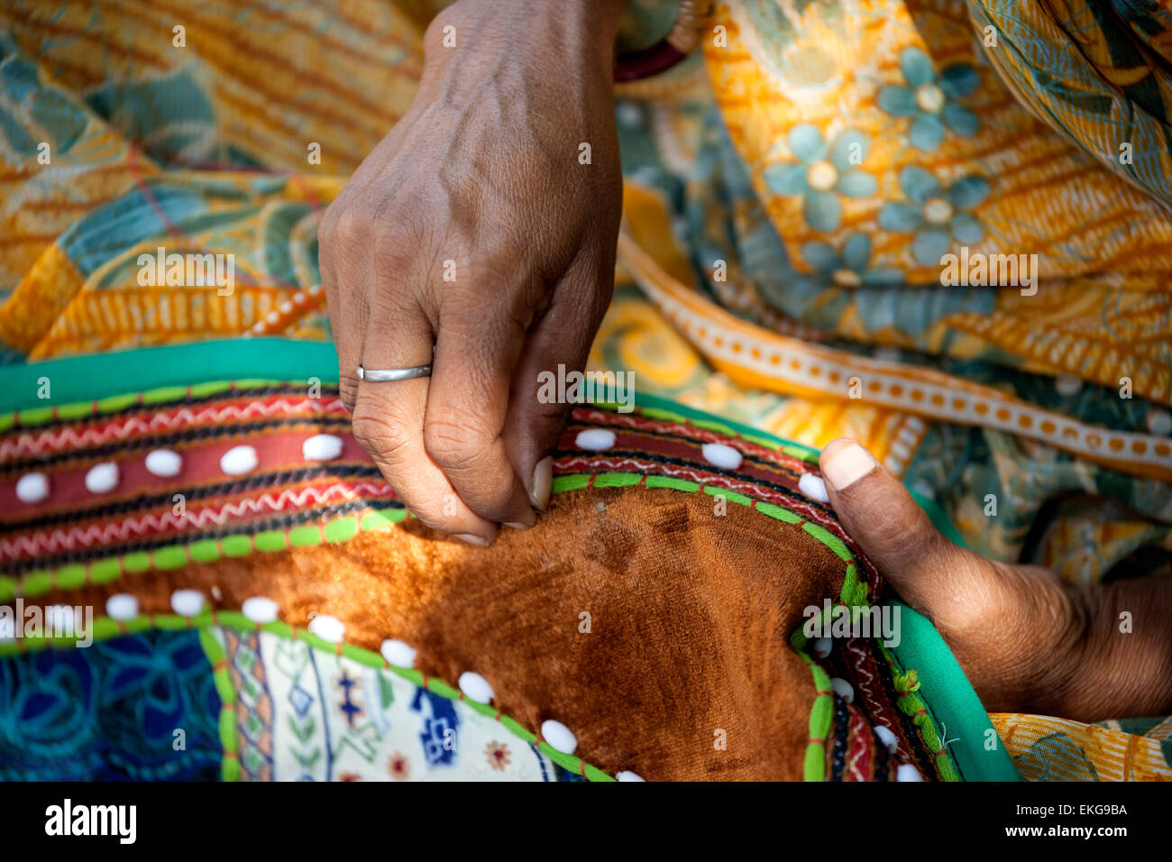 Donna di mani lavorando sul tappeto, le donne del villaggio Crafts Store, Ranthambore, Rajasthan, India Foto Stock