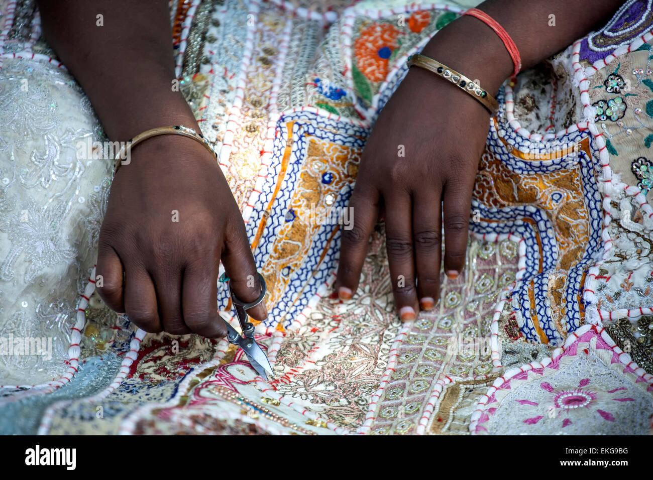 Donna di mani lavorando sul tappeto, le donne del villaggio Crafts Store, Ranthambore, Rajasthan, India Foto Stock