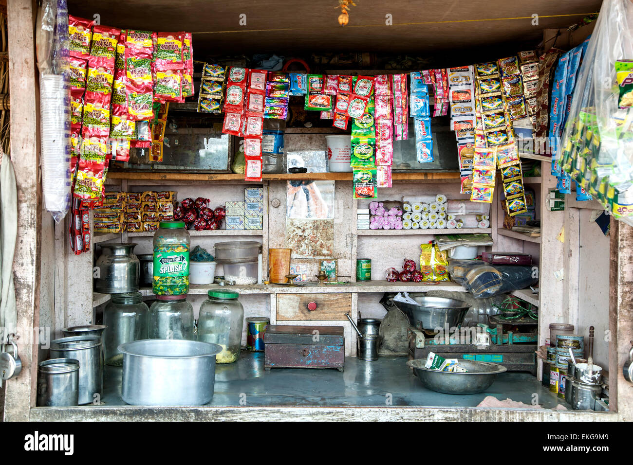 Tradizionale minimarket, Abaneri, Rajasthan, India Foto Stock