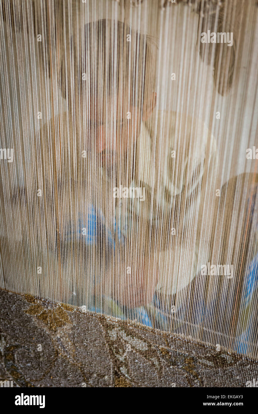 Un tessitore lavorando su di un telaio di tessitura a Jaipur, Rajasthan, India Foto Stock
