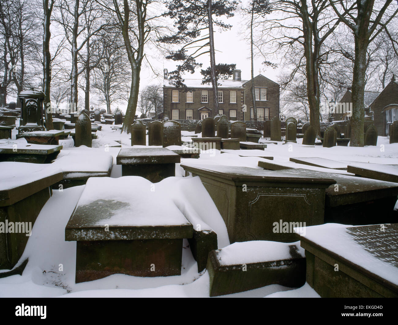 Bronte Parsonage Museum e Haworth sagrato nella neve.West Yorkshire, Inghilterra Foto Stock