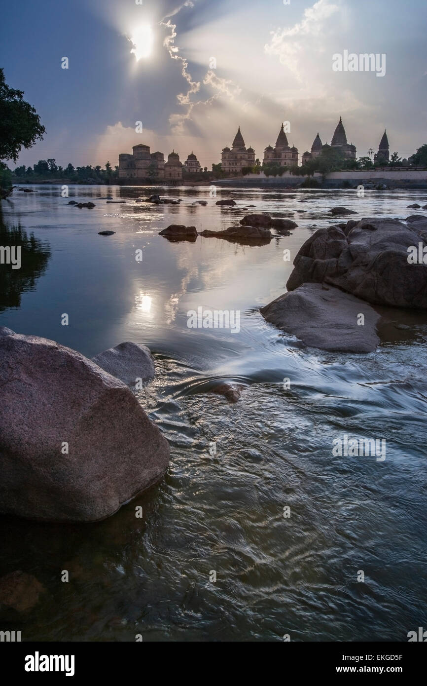 Il Cenotaphs (chhatris) del Re Bundela in Orchha nello stato di Madhya Pradesh in India centrale. Foto Stock