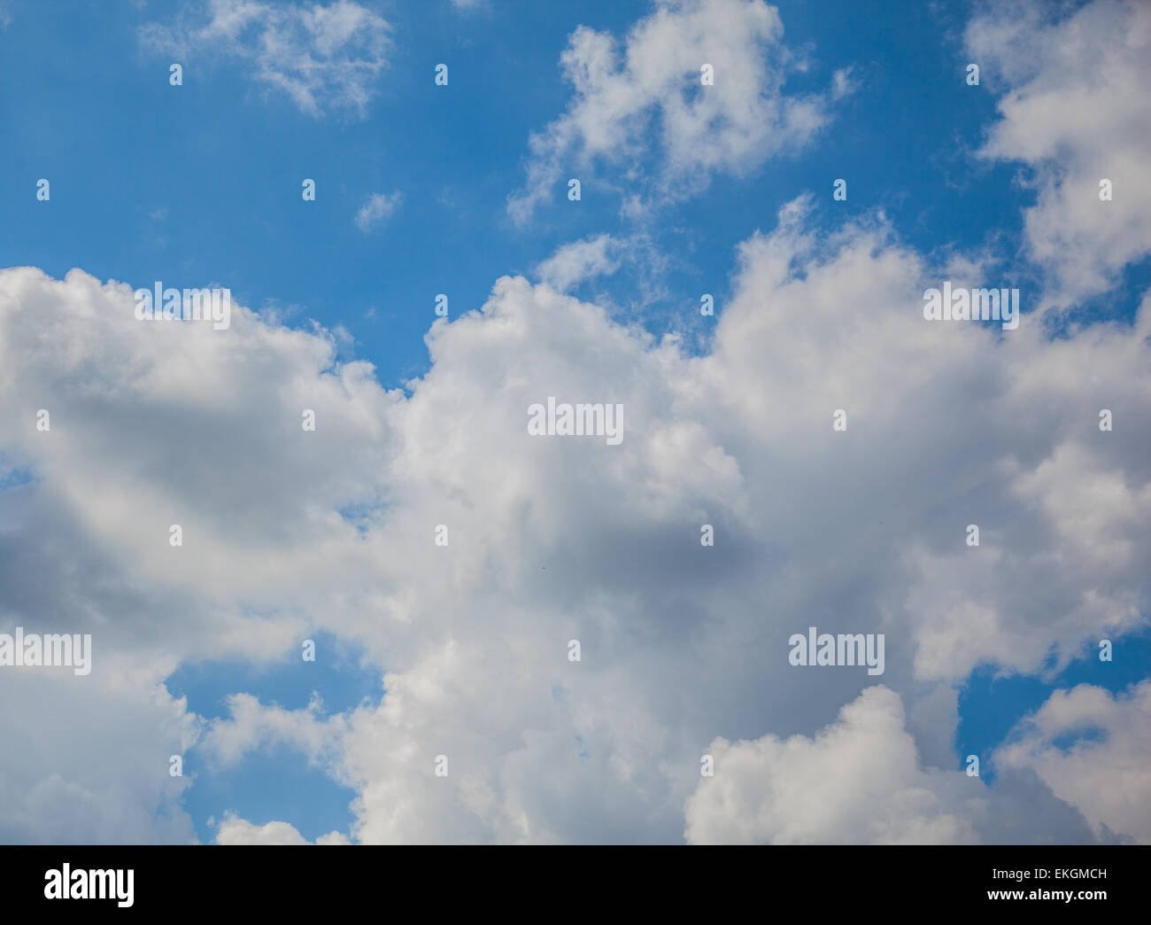 Cielo azzurro sfondo con le nuvole Foto Stock