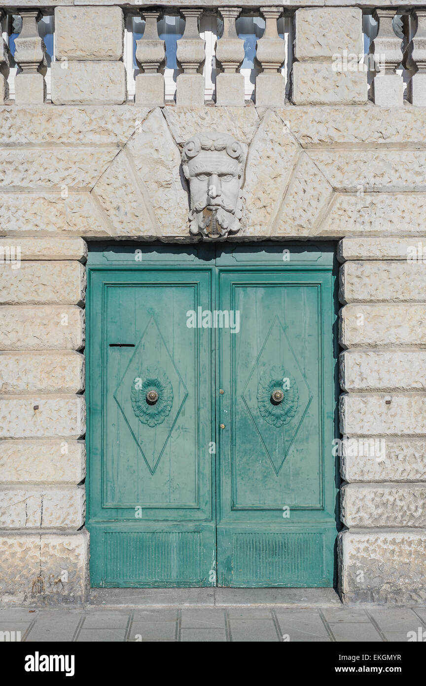 Il vecchio portale con testa in pietra, una difesa contro gli spiriti maligni Foto Stock