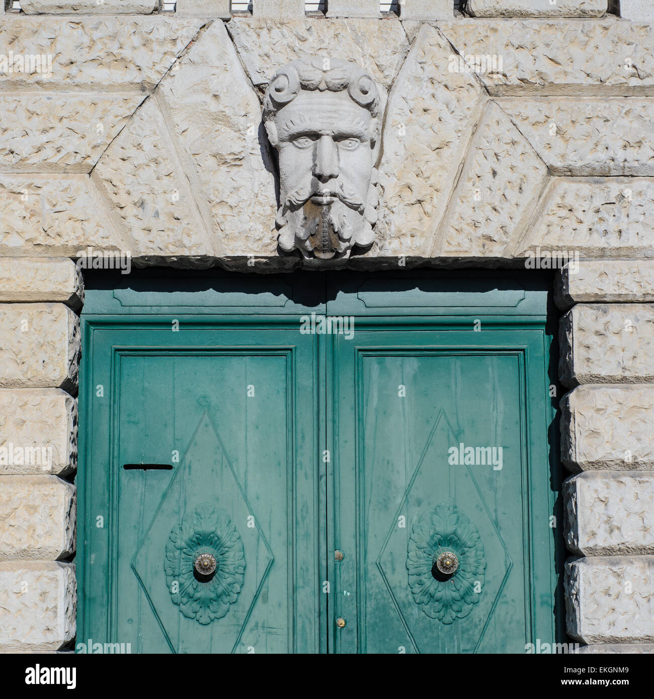 Il vecchio portale con testa in pietra, una difesa contro gli spiriti maligni Foto Stock