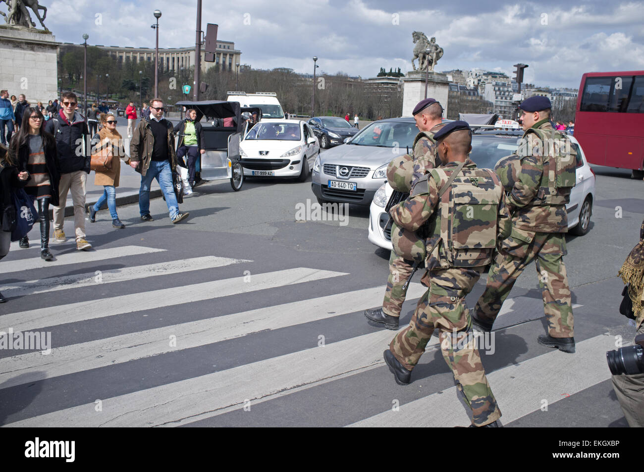 Soldati francesi attraversare la strada vicino alla Torre Eiffel a Parigi, Francia Foto Stock