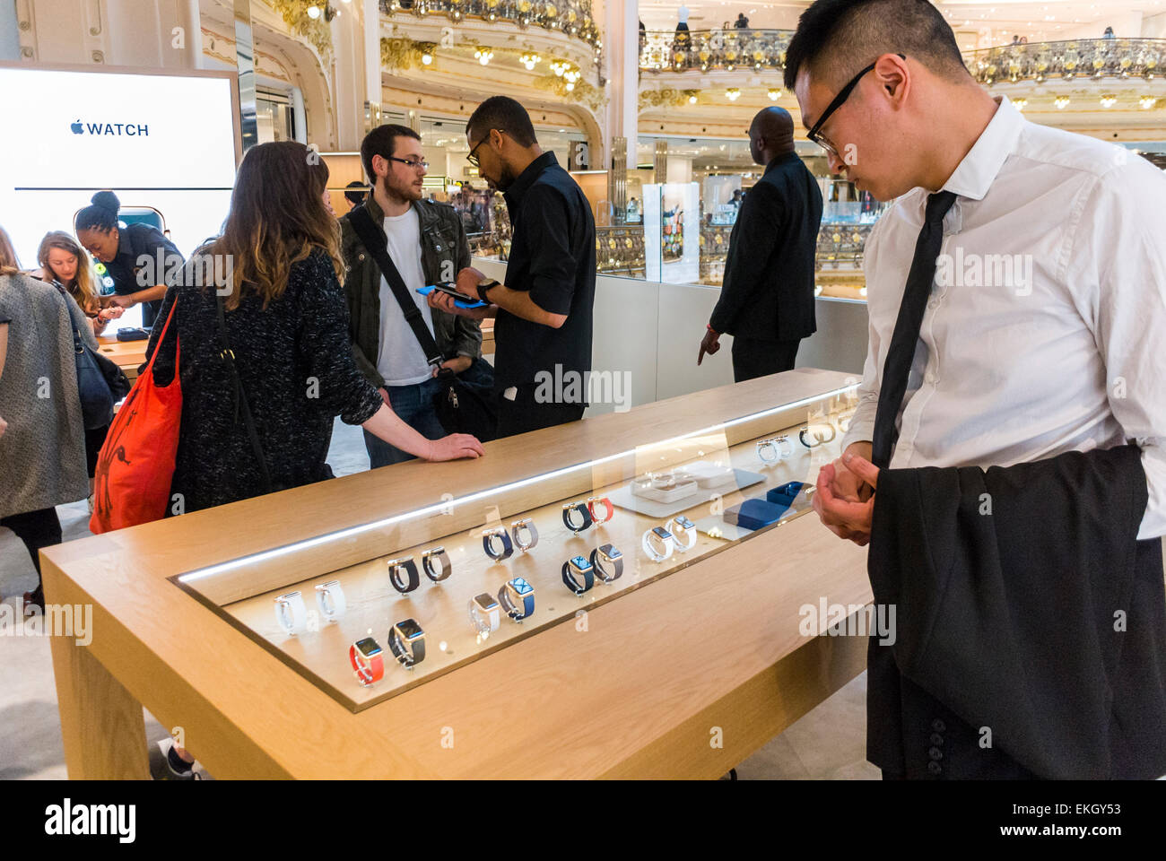 Parigi, Francia. Apple Corp Il negozio apre nei grandi magazzini francesi, nelle Galeries Lafayette per i-Watch cliente turistico cinese che guarda i prodotti, boutique di mele Foto Stock