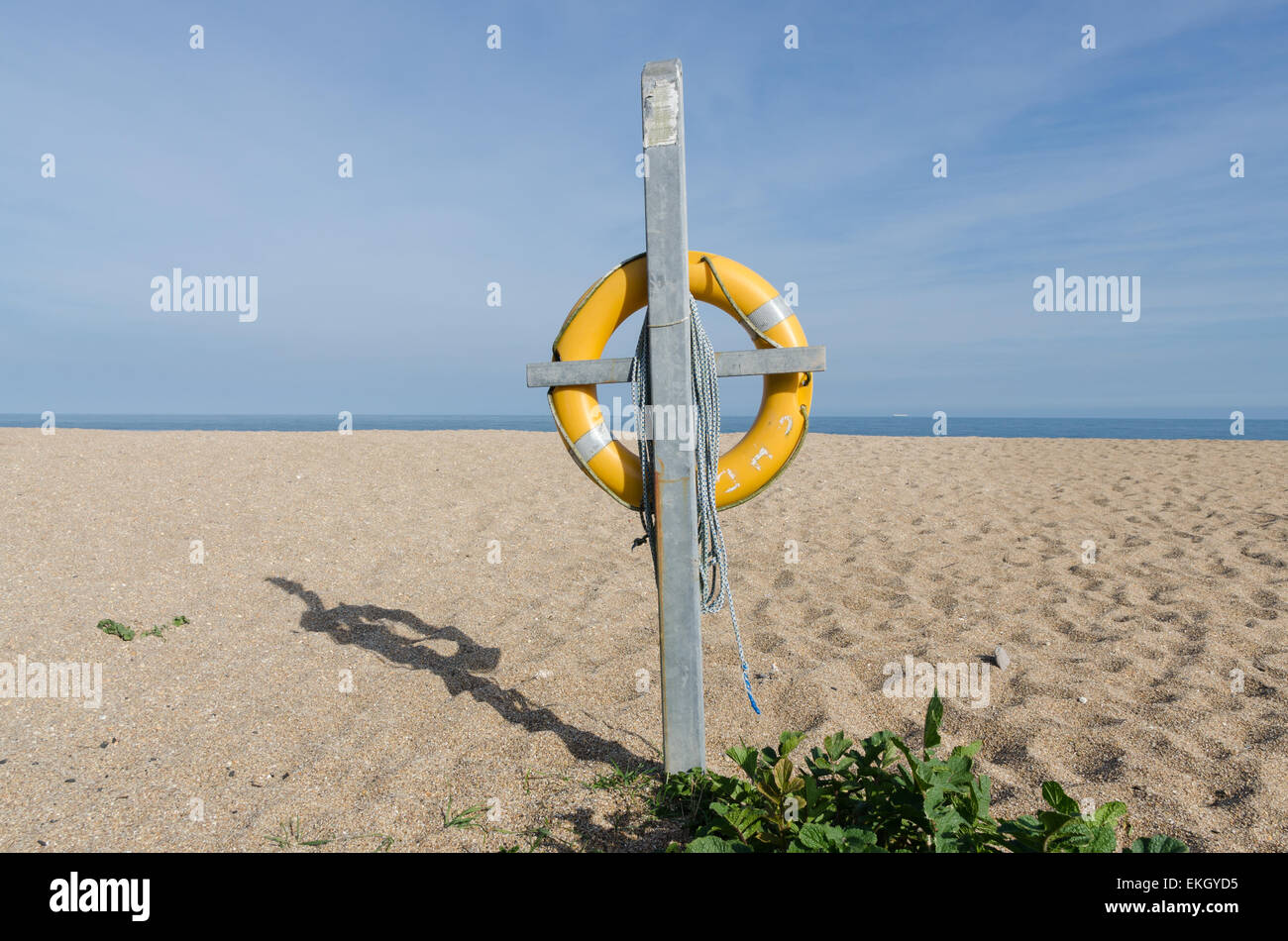 Salvagente appeso su un post sulla spiaggia di Slapton Sands nel South Devon Foto Stock