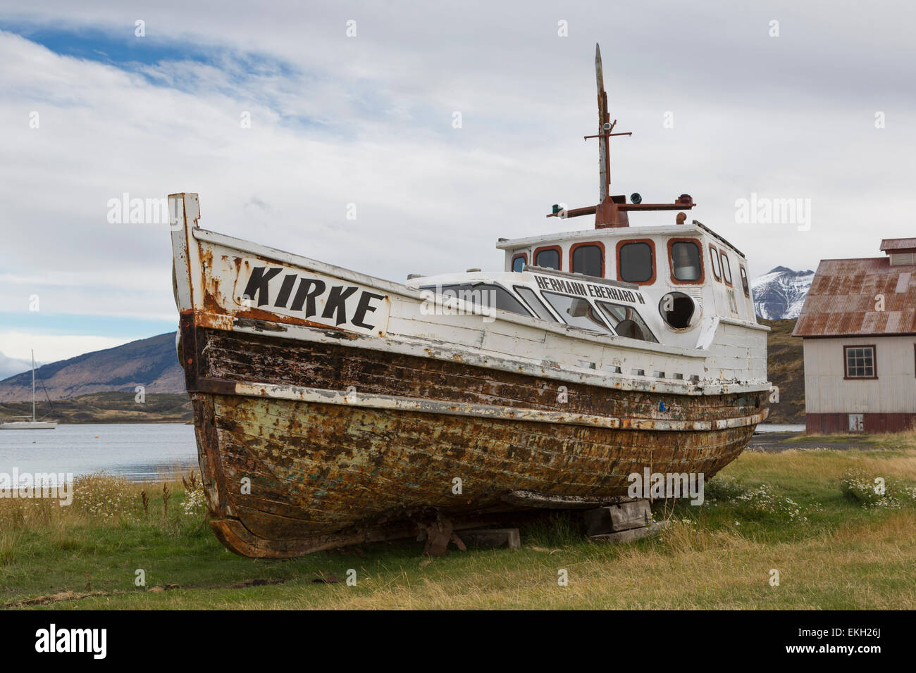 Vecchia barca di legno trainato fino al di fuori dell'acqua, Puerto Consuelo, Cile Foto Stock