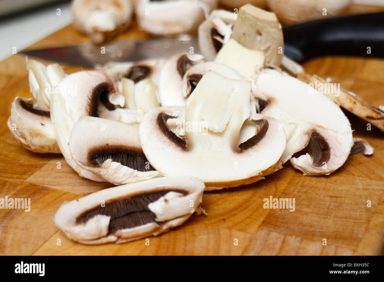 Tagliare a fette tagliate i funghi bianco Foto Stock