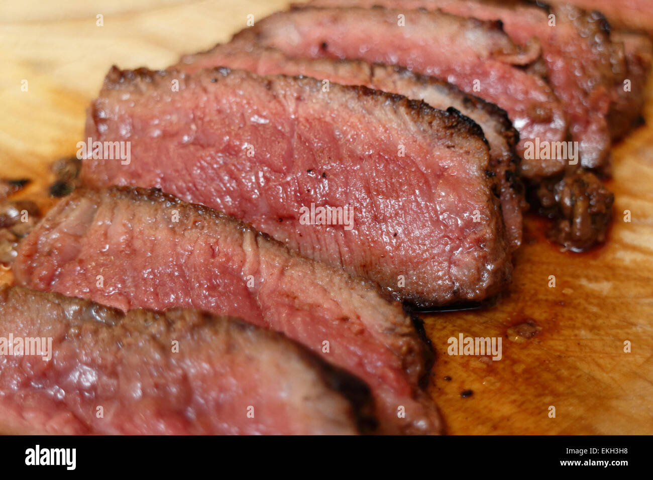 Mezzo raro cotti bistecche di bisonte tagliati a fette Foto Stock