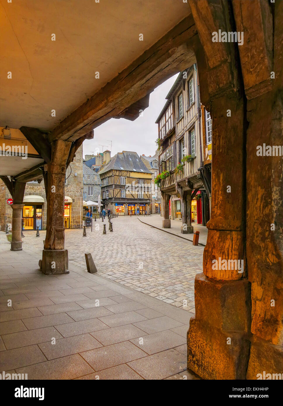 Centro della città medievale di Dinan, visto da tra vecchi pilastri in legno, Francia Foto Stock