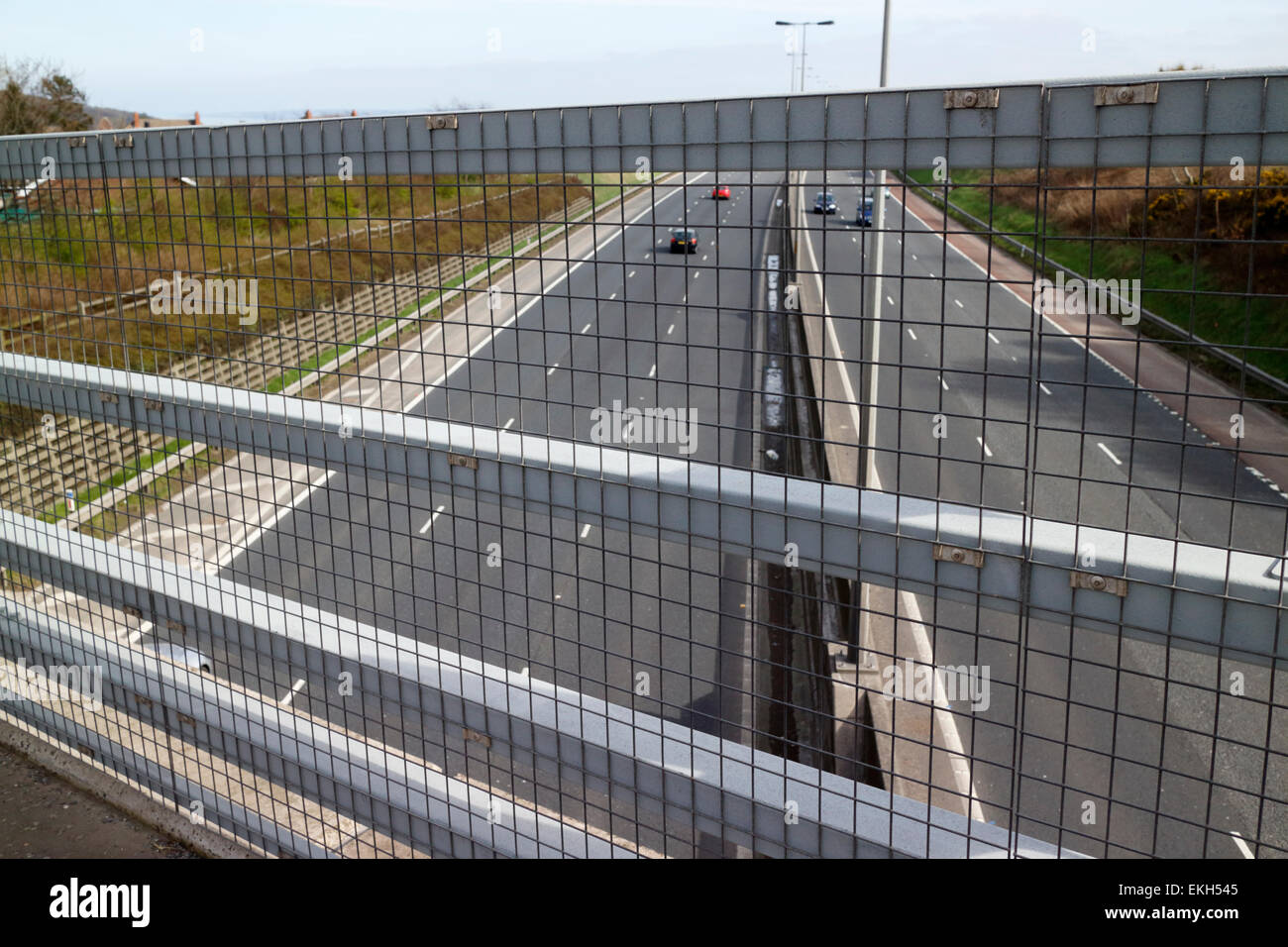 Recinzione di sicurezza sul ponte sull autostrada M2 nella contea di Antrim Irlanda del Nord Foto Stock