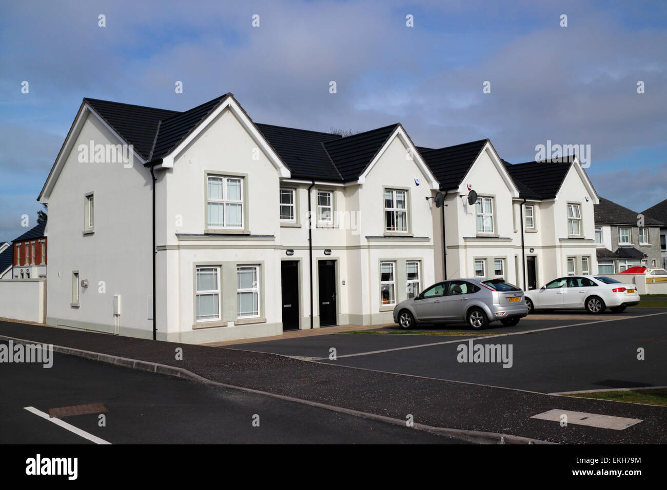 Irlanda del nord nuova build semi staccato di proprietà con spazi di parcheggio in un nuovo sviluppo Foto Stock