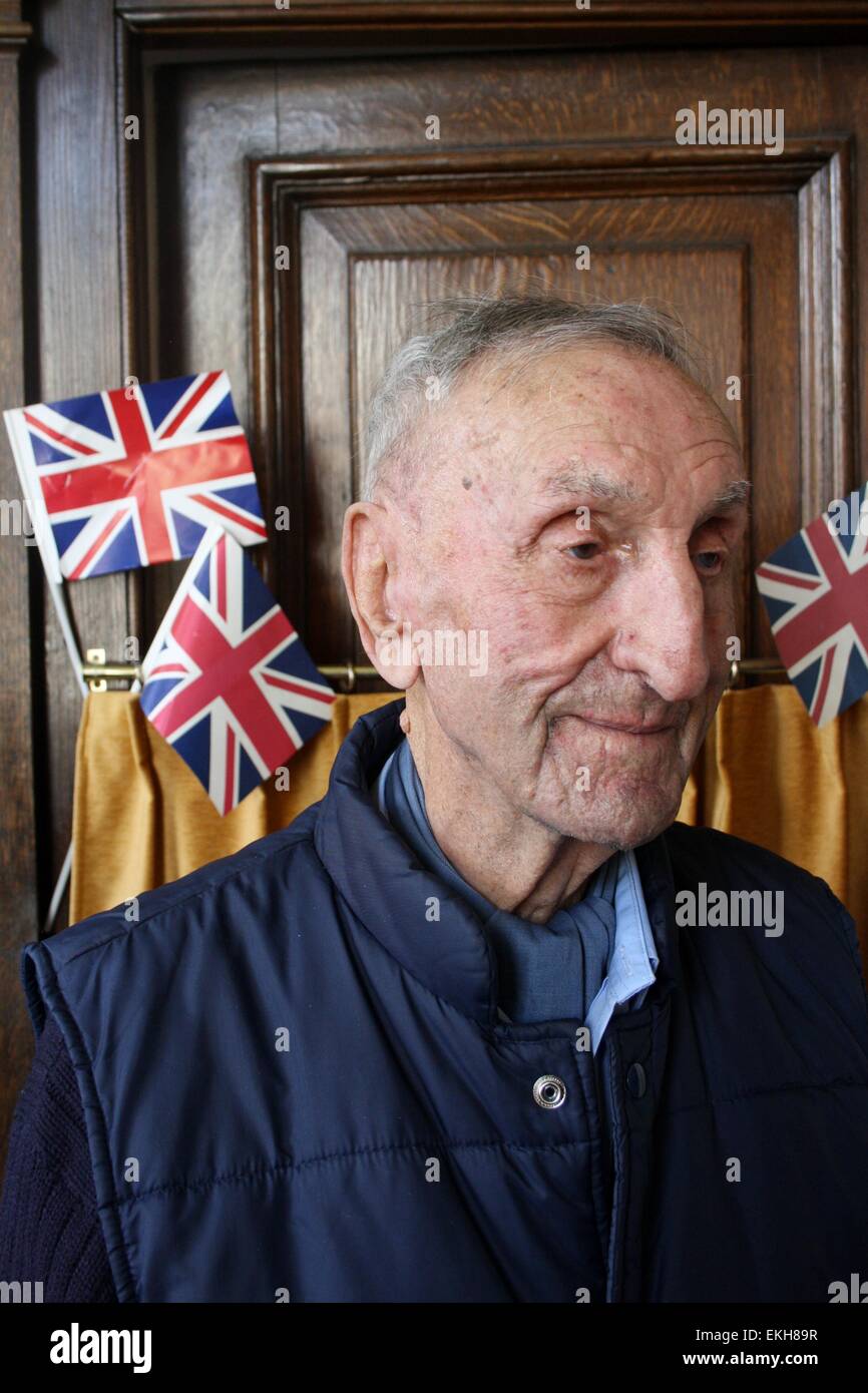 Joe Britton (centro) il più anziano pensionato di Chelsea, a 104 anni, attualmente vive presso il Royal Hospital Chelsea, Londra Foto Stock