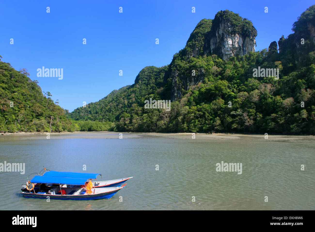 Le imbarcazioni turistiche a isola della Fanciulla Incinta lago, marmo Geoforest Park, Langkawi, Malesia Foto Stock