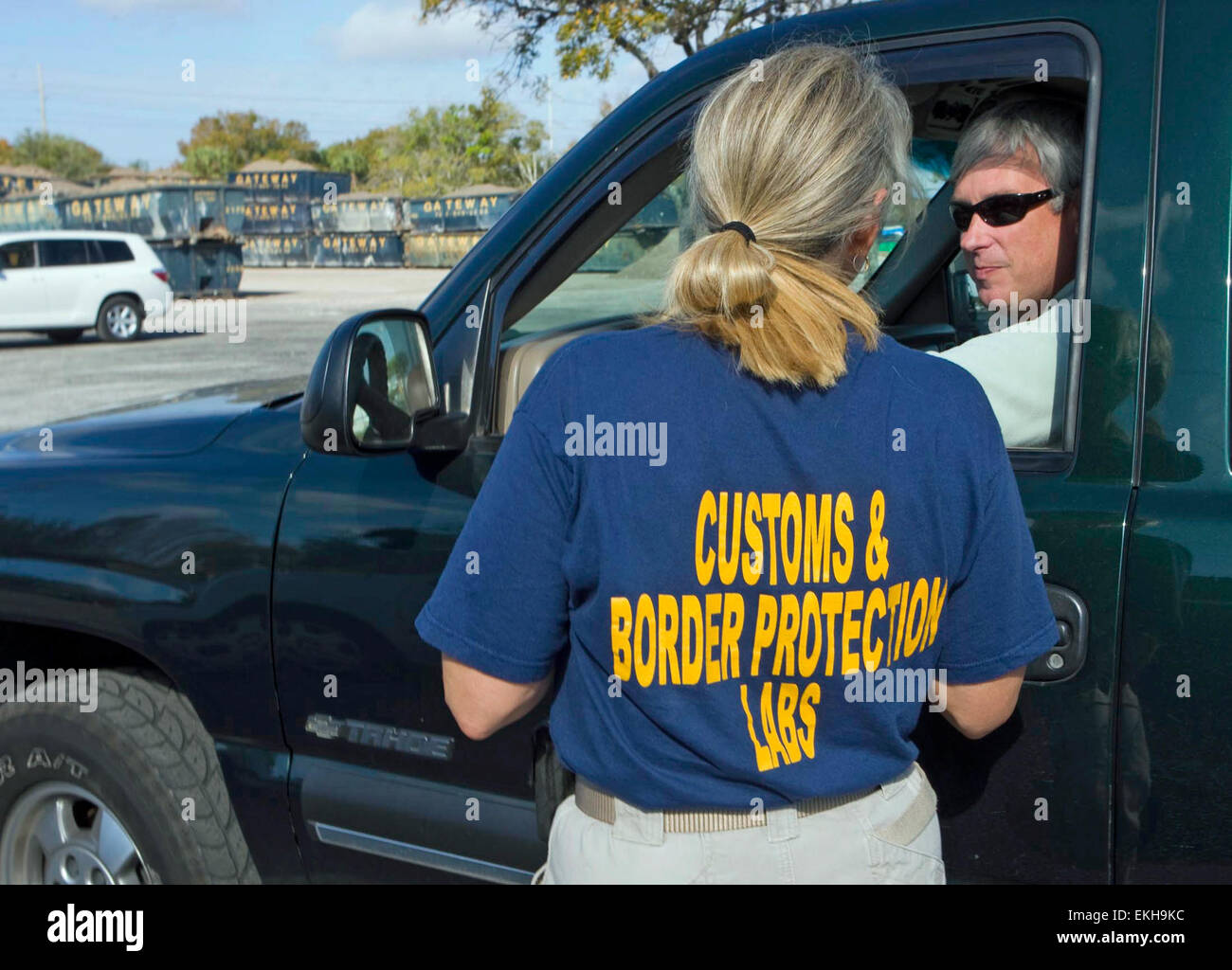 Gli scienziati forensi del CBP hanno lavorato insieme ad altri funzionari per controllare i veicoli che entravano a Tampa, Florida, per il Super Bowl 2021. La loro esperienza ha garantito che i veicoli rispettassero tutte le normative in materia di pubblica sicurezza e sicurezza degli eventi. Foto Stock
