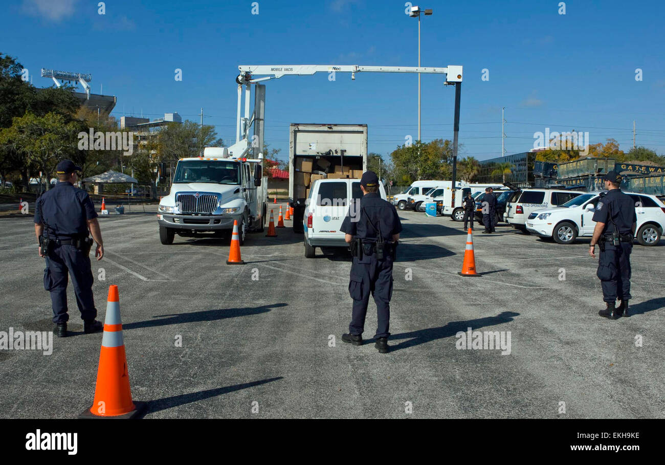 La dogana e la protezione delle frontiere degli Stati Uniti utilizza un sistema di ispezione dei veicoli e dei carichi (VACIS) per eseguire la scansione di tutti i veicoli che entrano nello stadio Raymond James di Tampa, Florida, migliorando la sicurezza durante gli eventi. Foto Stock