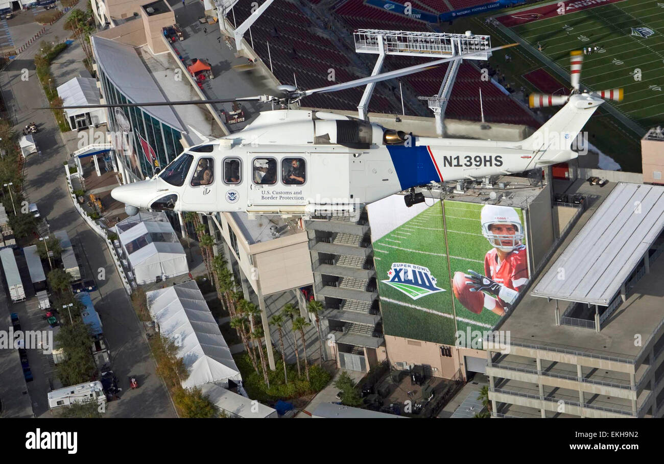 Durante le operazioni di sicurezza del Super Bowl a Tampa, Florida, l'Air and Marine Operations (amo) della U.S. Customs and Border Protection ha dispiegato un elicottero AW139 per condurre la sorveglianza aerea sullo stadio Raymond James. Questo faceva parte della ricerca di sicurezza completa per l'evento. Foto Stock