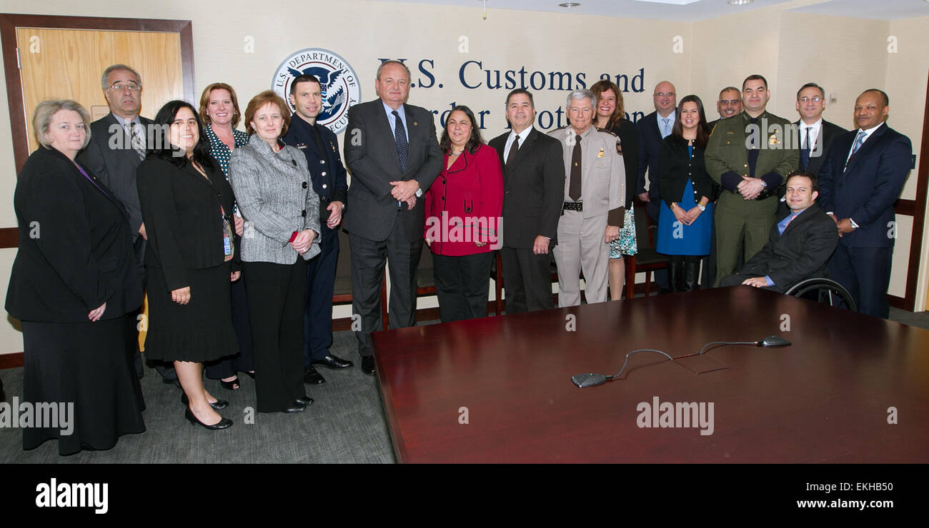 Il 6 gennaio 2012, il Commissario ad interim David Aguilar e l'assistente segretario del lavoro Kathleen Martinez hanno partecipato a una storica cerimonia di firma, che ha segnato la dogana e la protezione dei confini degli Stati Uniti come la prima agenzia federale a firmare un accordo di alleanza con il Dipartimento del lavoro per aumentare l'assunzione di persone con disabilità. Foto Stock