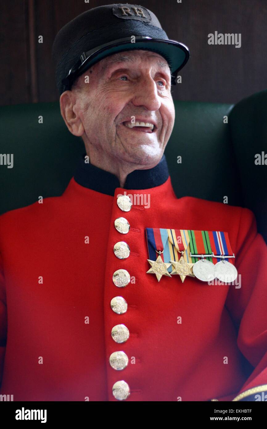 Il più anziano pensionato presso il Royal Hospital Chelsea, Joe Britton, attualmente 104 anni. Foto Stock