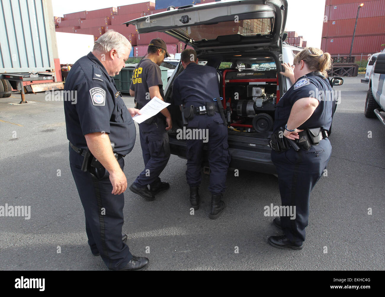 Agosto 2011: Dopo l uragano Irene spazzato fino sulla costa orientale degli Stati Uniti, Delle dogane e della protezione delle frontiere degli ufficiali team dislocati in varie posizioni nel NJ/NY area in uno sforzo per fornire le attrezzature di emergenza e garantire la sicurezza del personale del CBP. Il CBP ufficiali di carico di un veicolo di effettuare un azionamento di emergenza. Donna Burton Foto Stock