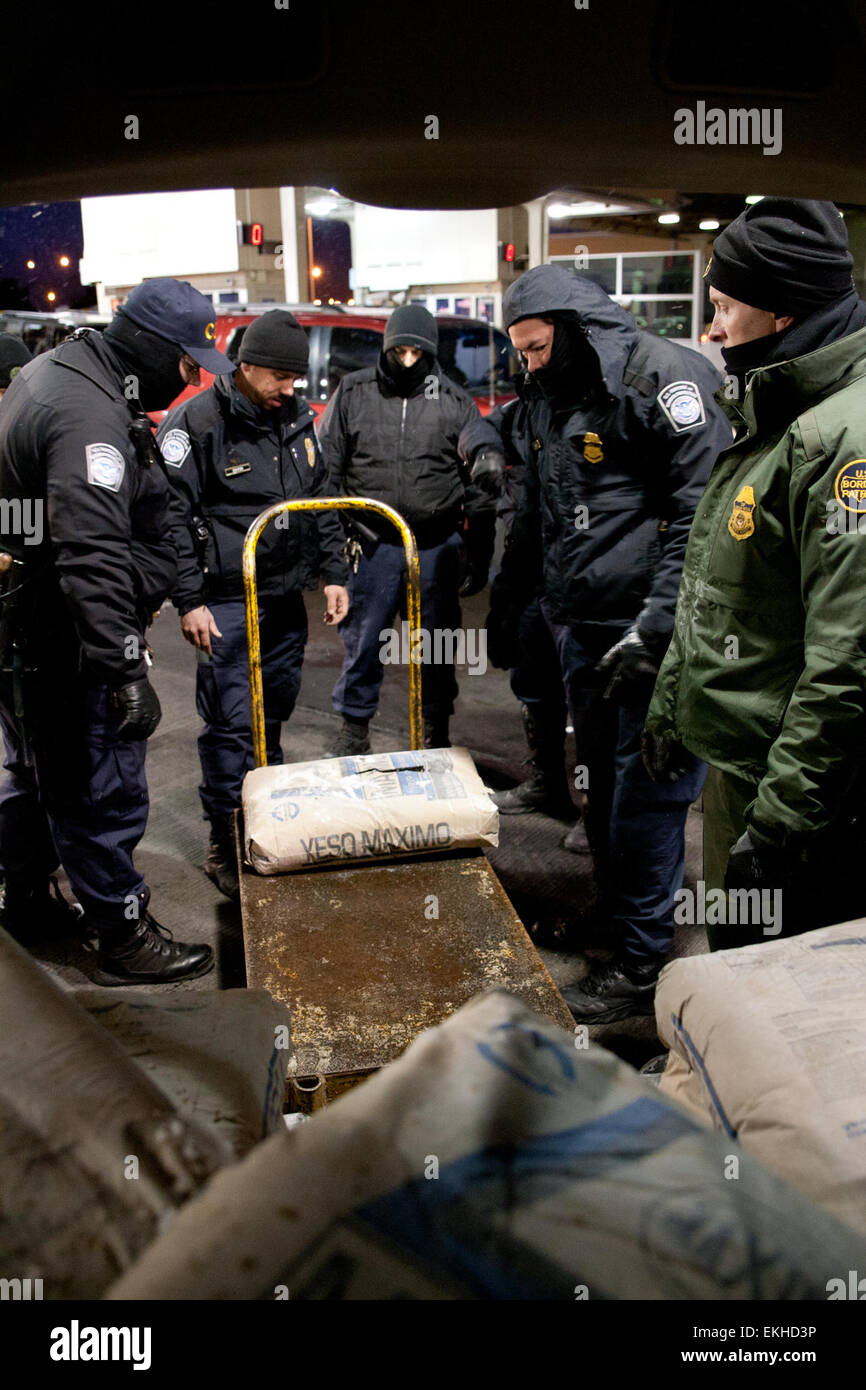 Il CBP delle operazioni sul campo di ufficiali e di Pattuglia di Confine gli agenti lavorano insieme durante un' operazione congiunta a obiettivo illecito di stupefacenti il contrabbando attraverso El Paso porti di entrata. Foto Stock