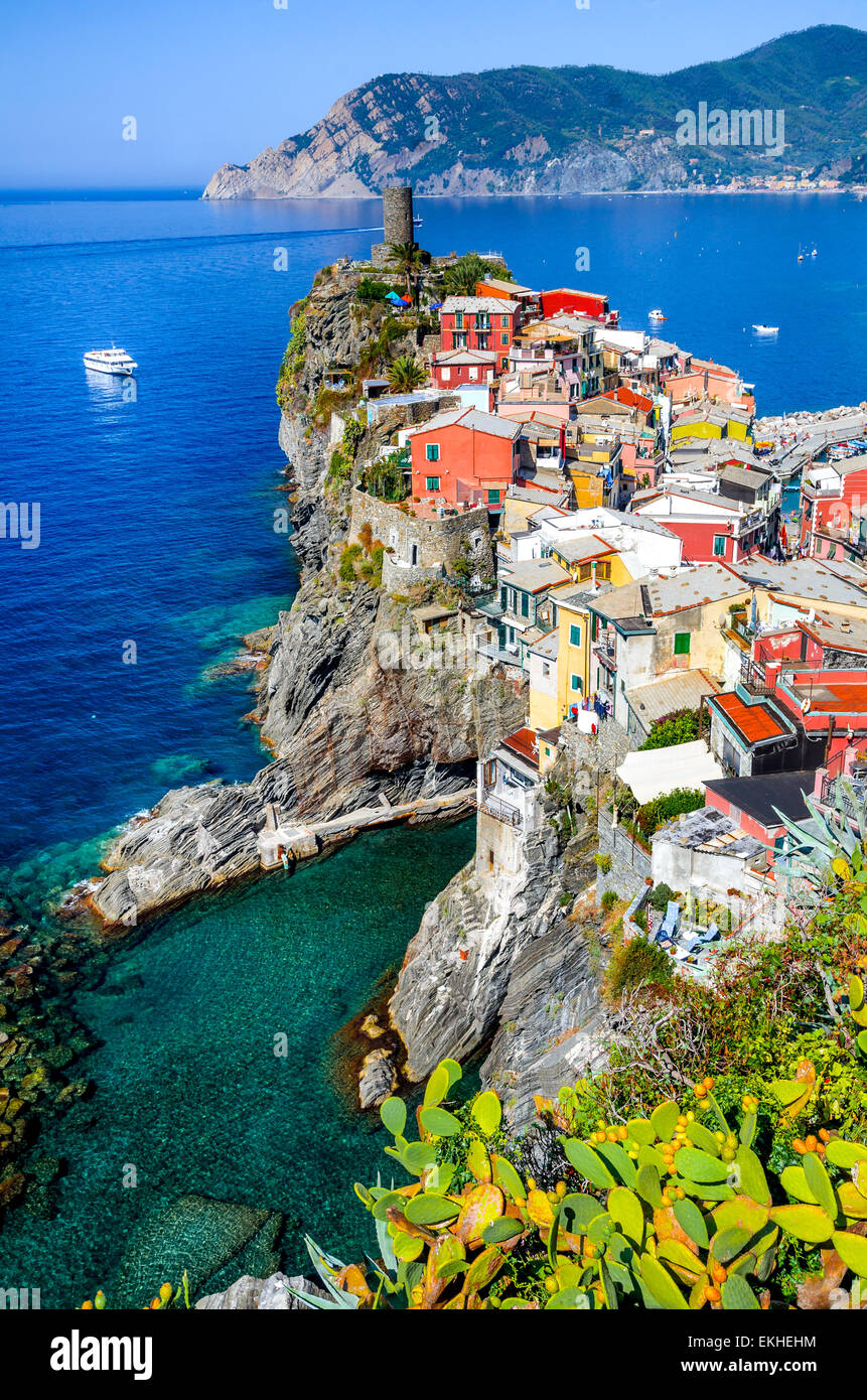 Cinque Terre, Italia. Vista panoramica del villaggio colorato Vernazza e mediterraneo Se costa in Liguria, il punto di riferimento italiano. Foto Stock