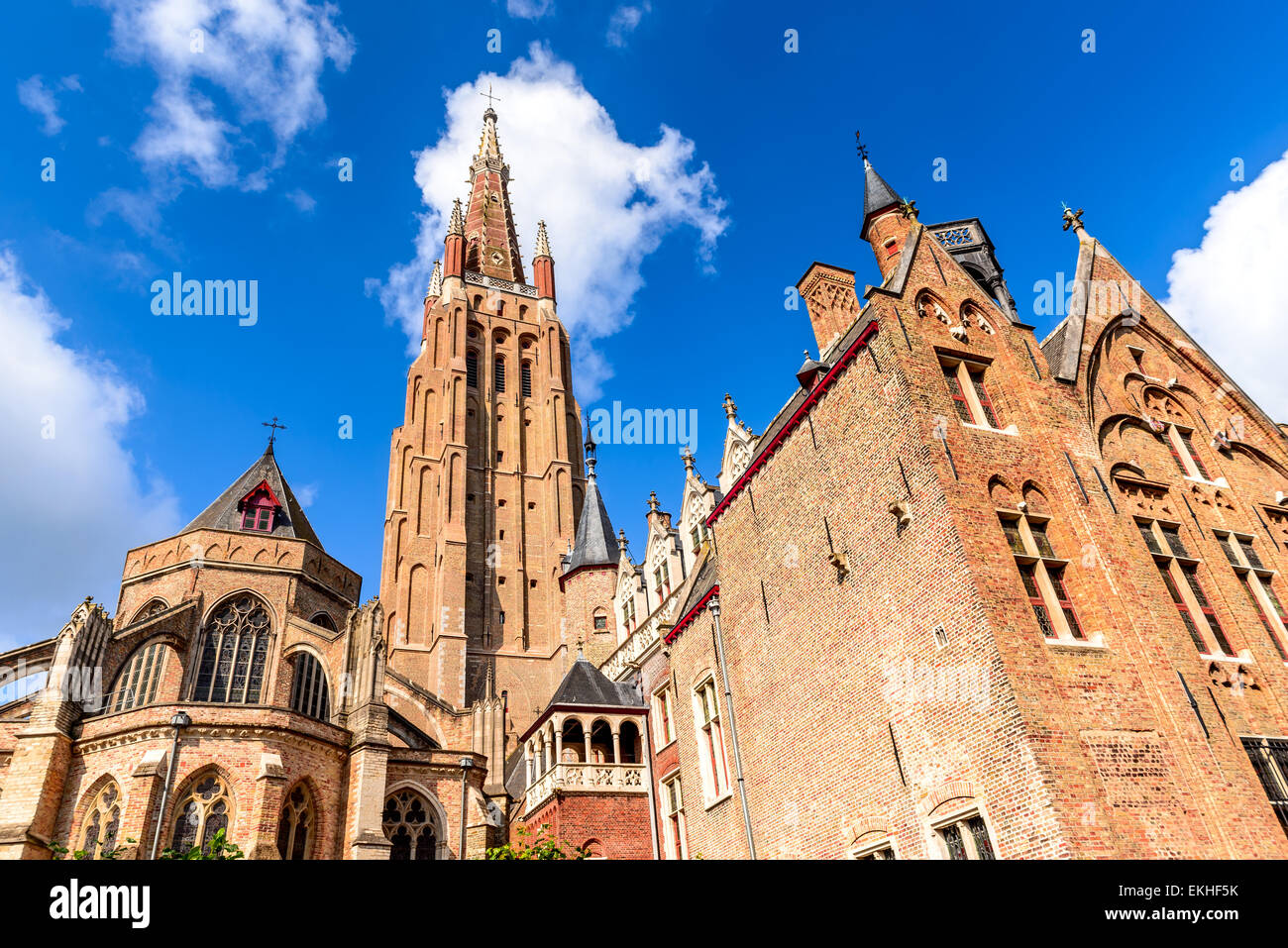 Bruges, Belgio. La chiesa di Nostra Signora (Vrouwekerk) risale al XIII secolo, la più alta struttura in Fiandra occidentale Foto Stock