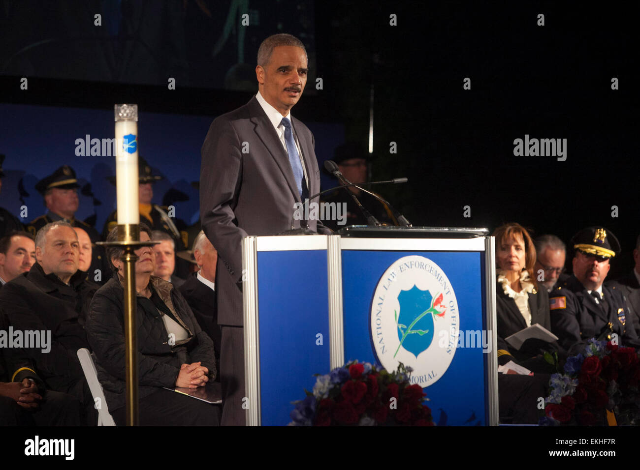 Il procuratore generale Eric Holder assiste il diritto nazionale i funzionari di polizia Memorial fiaccolata evento. James Tourtellotte. Foto Stock