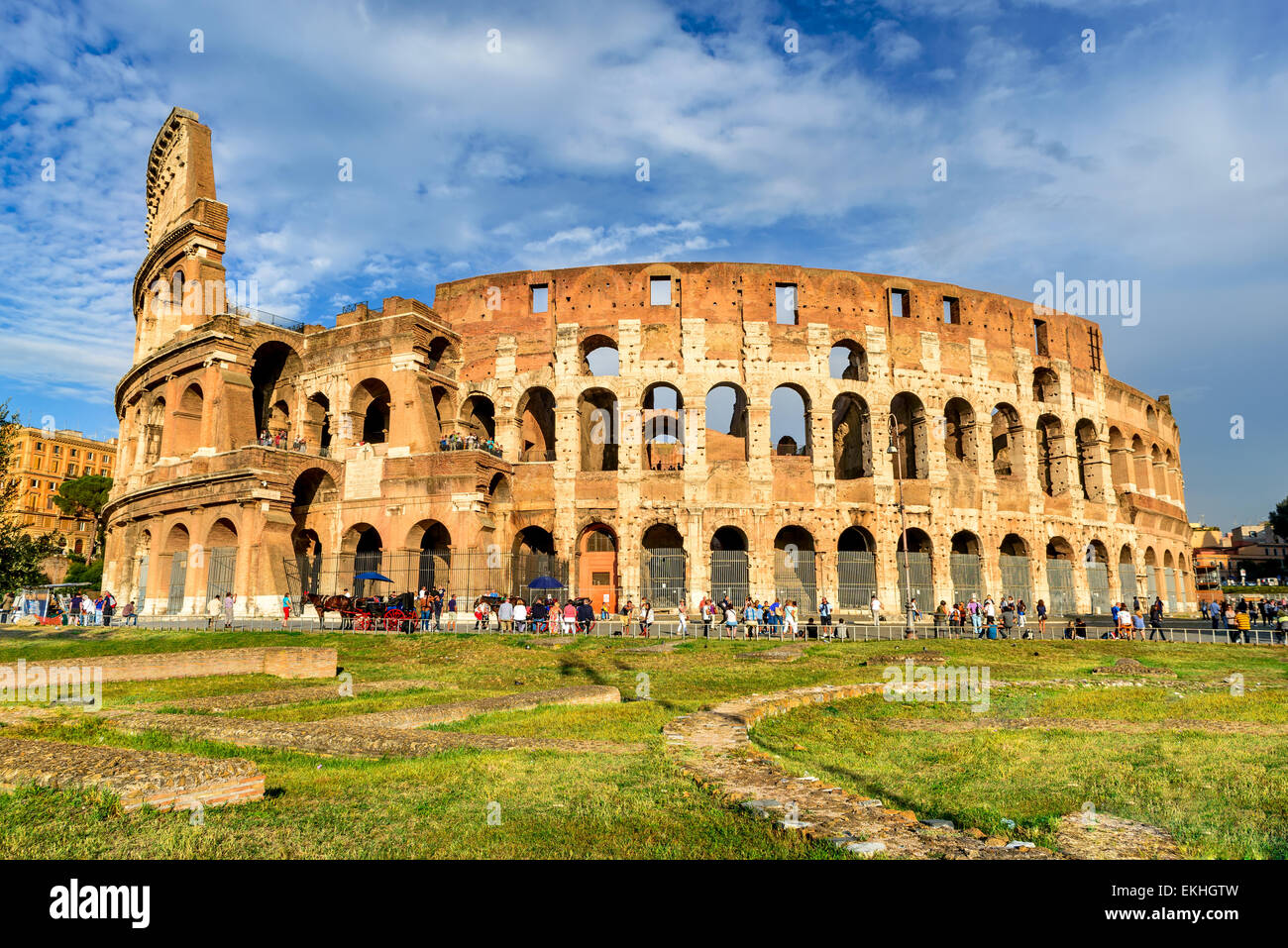 Colosseo vista spettacolare. Colosseo ellittica più grande anfiteatro dell Impero Romano antica civiltà in Italia a Roma. Foto Stock