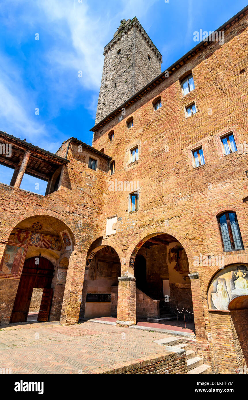 San Gimignano, Toscana. Torre Grossa e Palazzo Podestà cortile, punto di riferimento della bella città toscana in Italia. Foto Stock