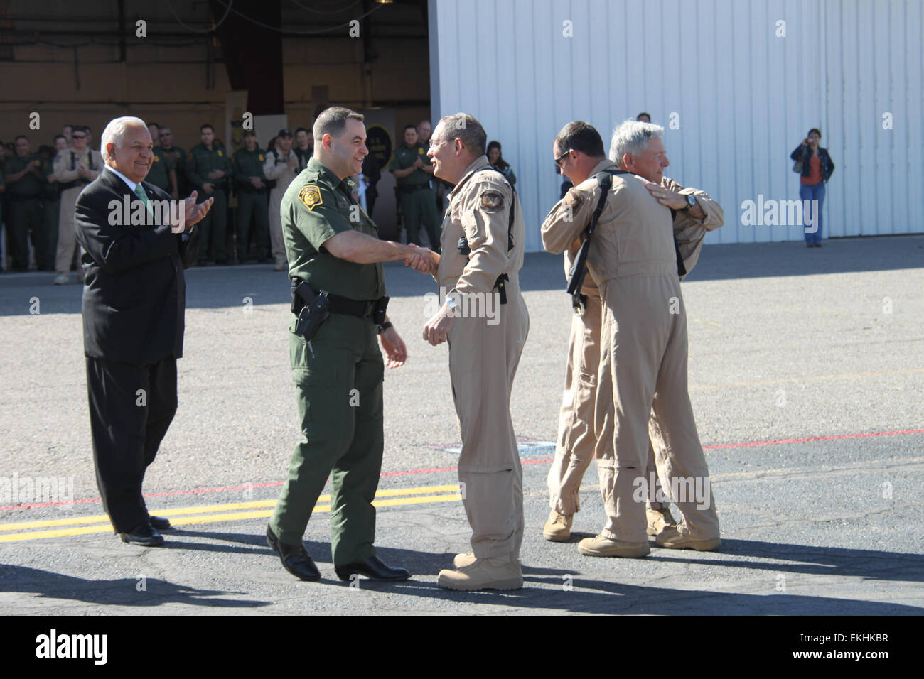 102011: il CBP si ritira OH-6A 'Loach' elicottero dopo 32 anni nel corso di una cerimonia svoltasi presso l'El Paso Ramo d'aria. Visto qui è saluto gli altri agenti sono Assistente Commissario dell'Ufficio di aria e Marine Michael Kostelnik e capo della Pattuglia di Confine Michael Fisher. Il BPA Greg Hoiland Foto Stock