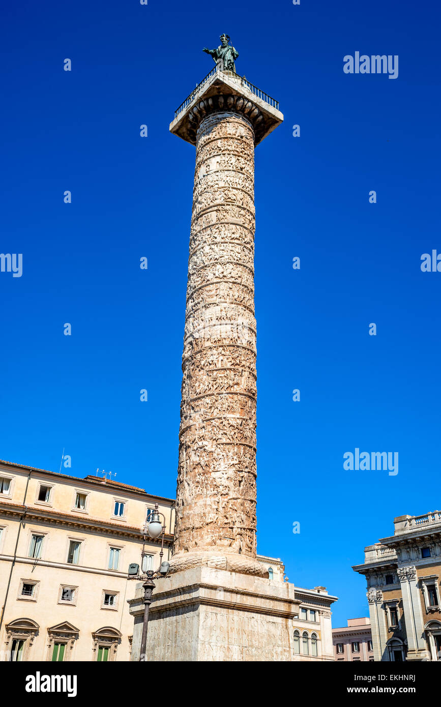 Roma, Italia. Colonna di Marco Aurelio si fermò in Piazza Colonna poiché 193annuncio, con la statua in bronzo di San Paolo. Foto Stock