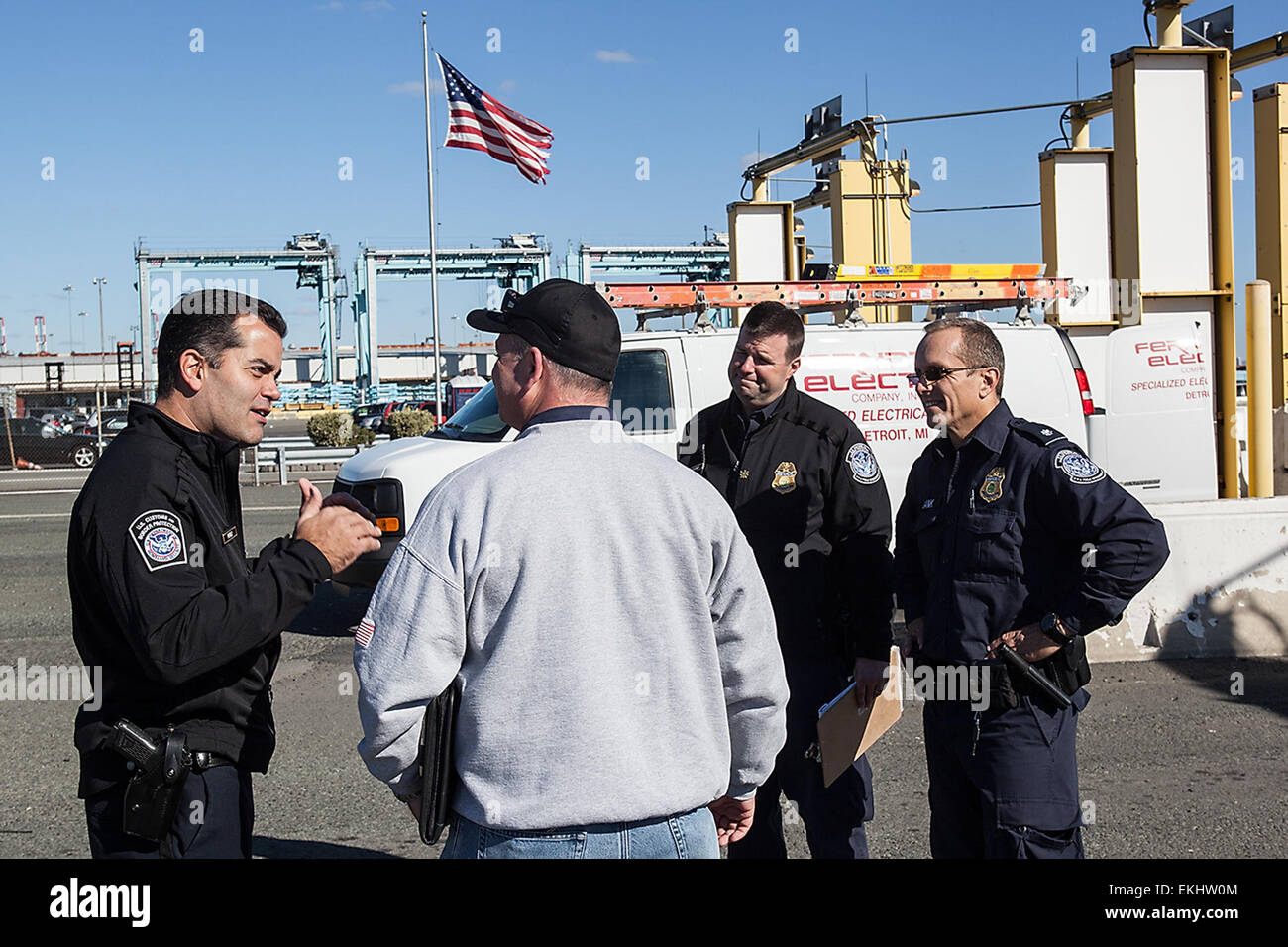 Robert Perez, Lead Coordinator del CBP, valuta le operazioni dei terminal marittimi presso il porto di New York/Newark per garantirne la disponibilità e la sicurezza. Il sondaggio aiuta a mantenere operazioni portuali sicure ed efficienti. Foto di Josh Denmark. Foto Stock